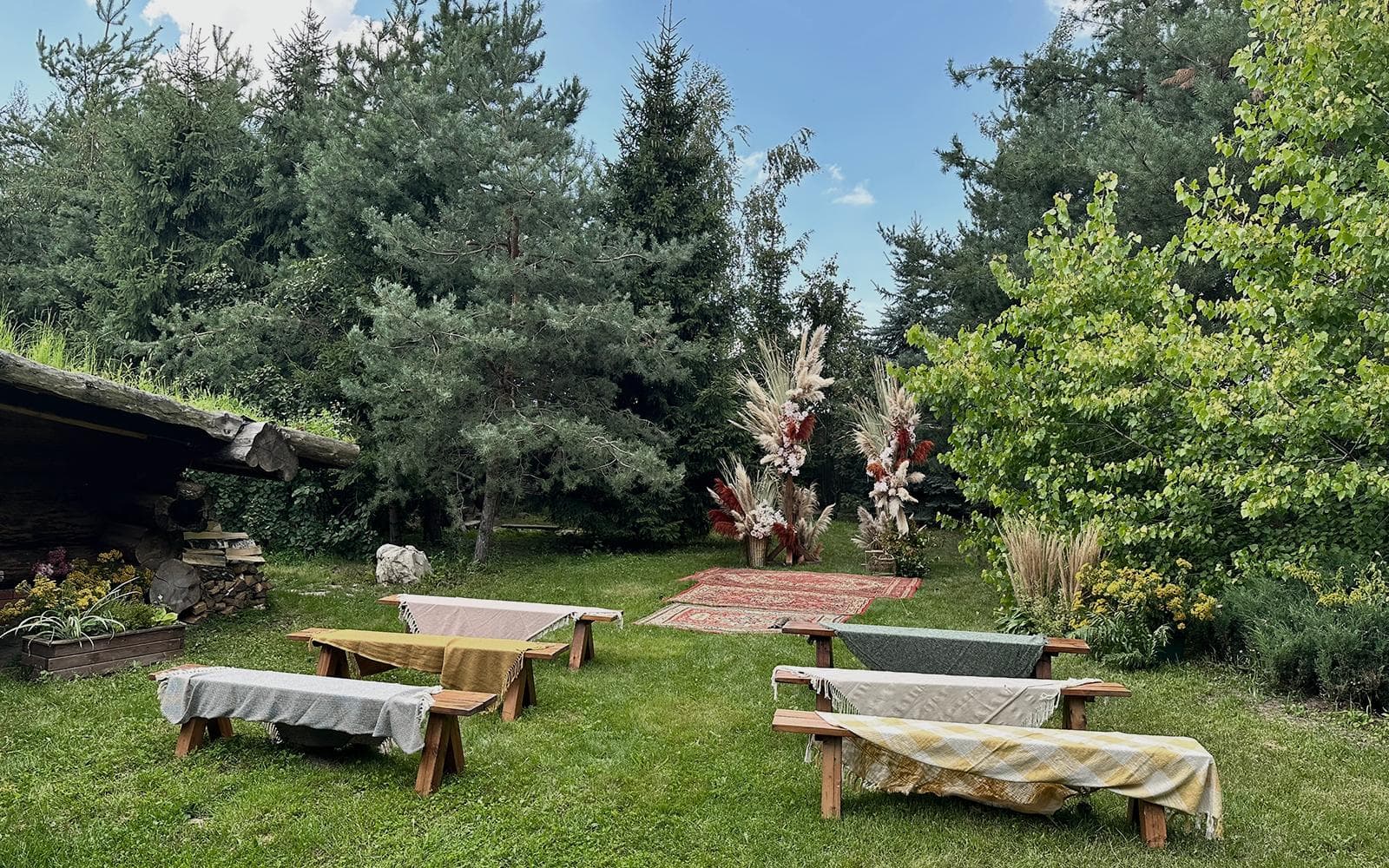 Зона церемоний с лавочками