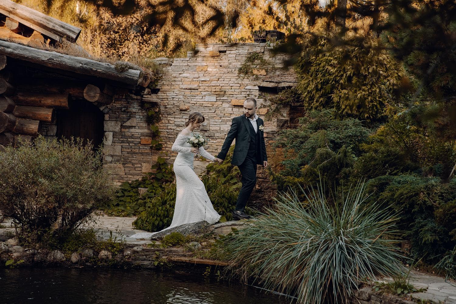 Молодожены гуляют вдоль пруда