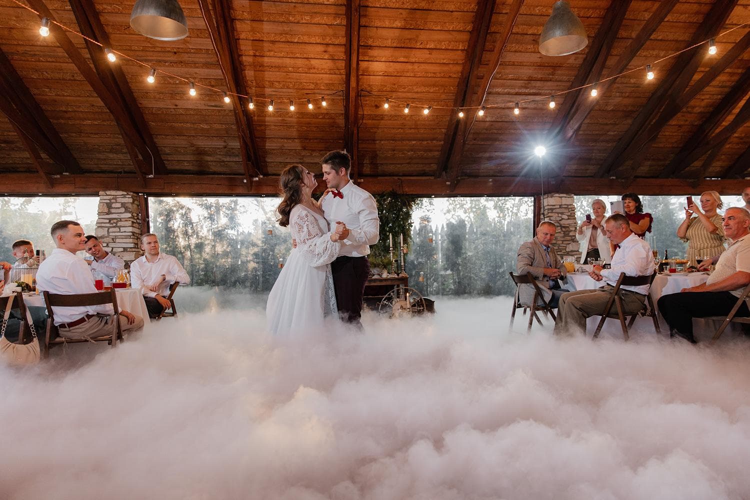 Молодожены танцуют в дыму