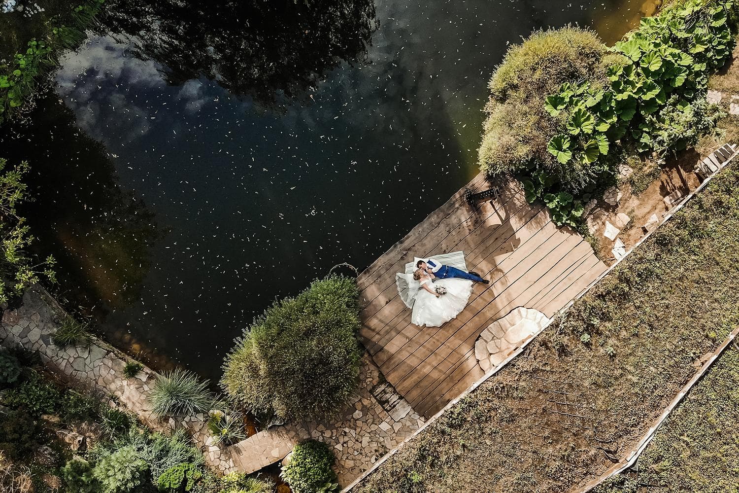 Молодожены лежат на причале