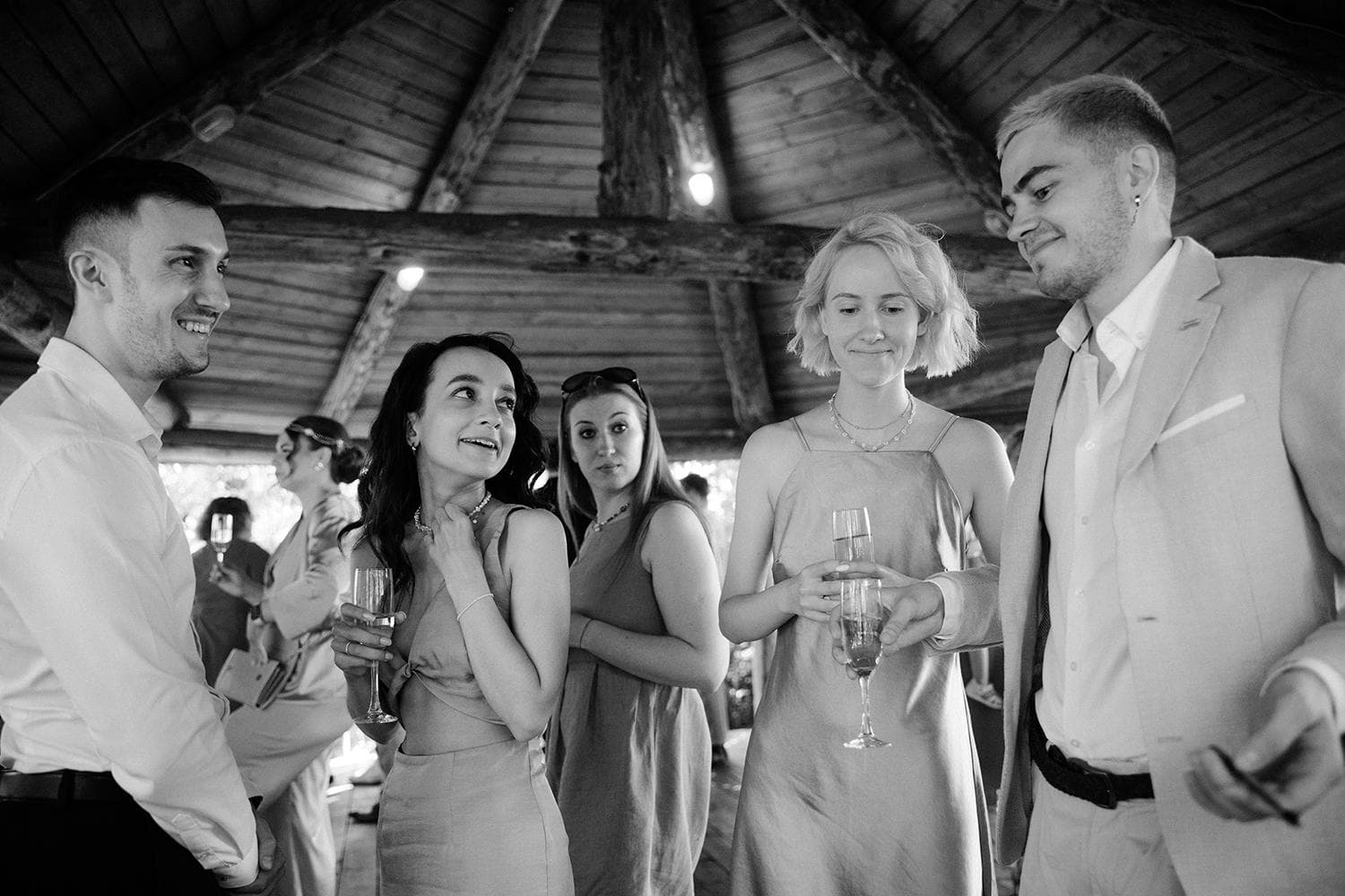 Гости с напитками