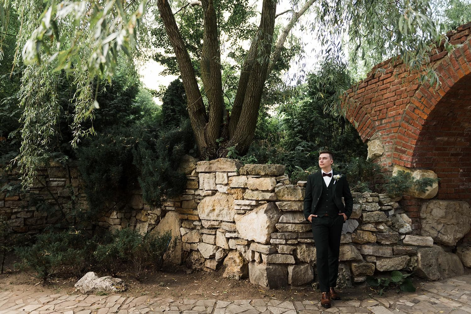 Мужчина рядом с мостом