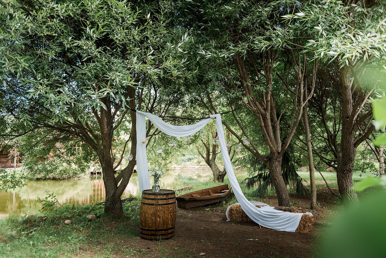 Зона церемоний с лодкой