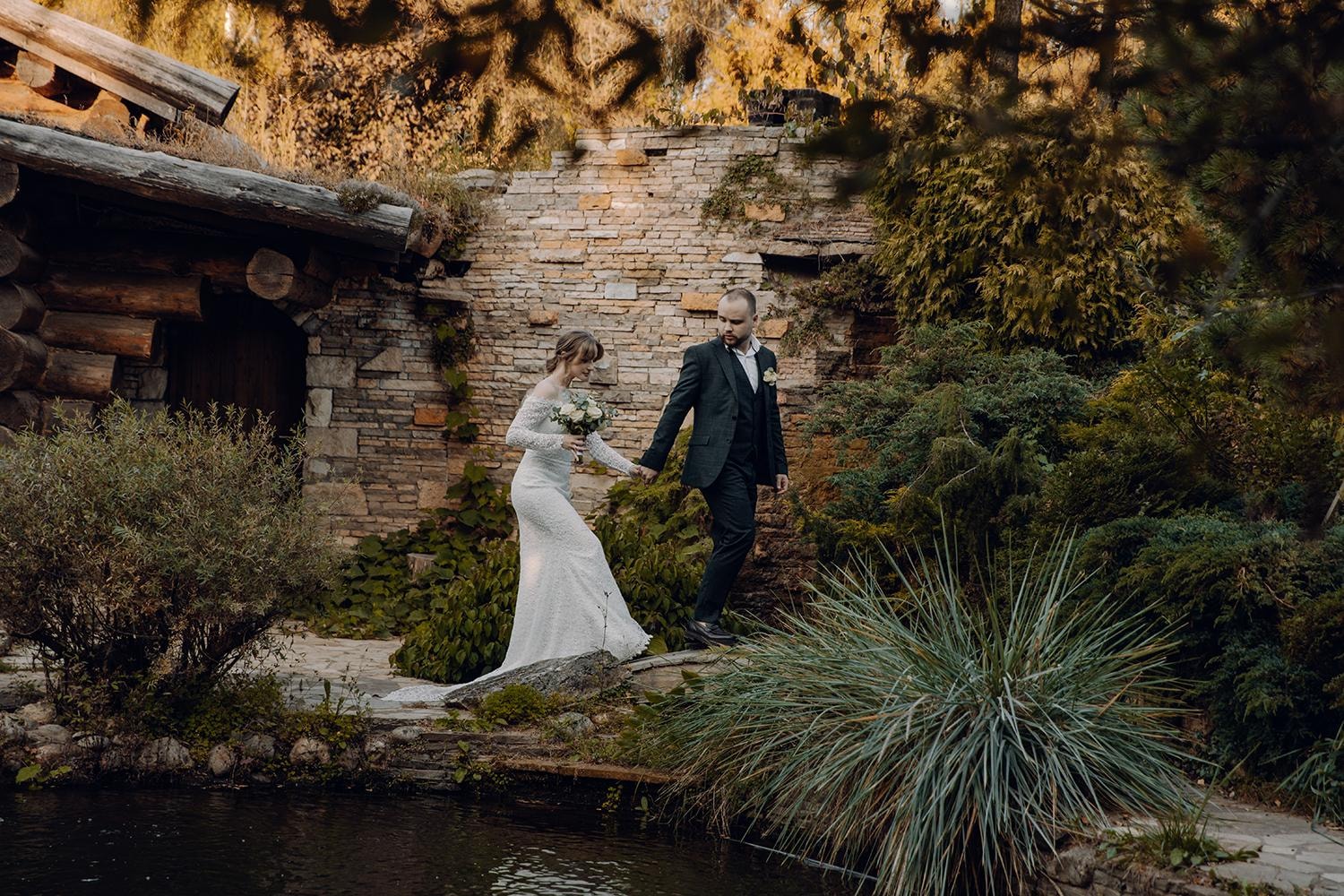 Молодожены гуляют вдоль пруда