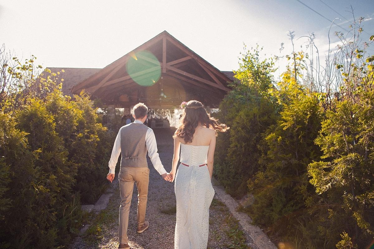 Молодожены входят на террасу