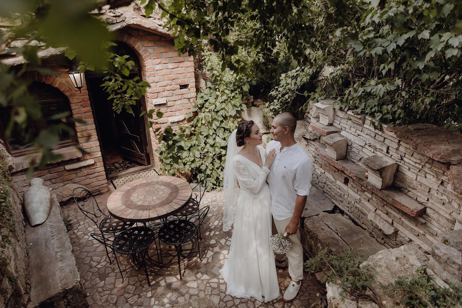 Молодожены в португальском дворике
