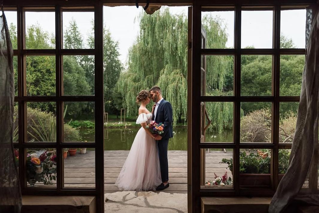 Молодожены в окне