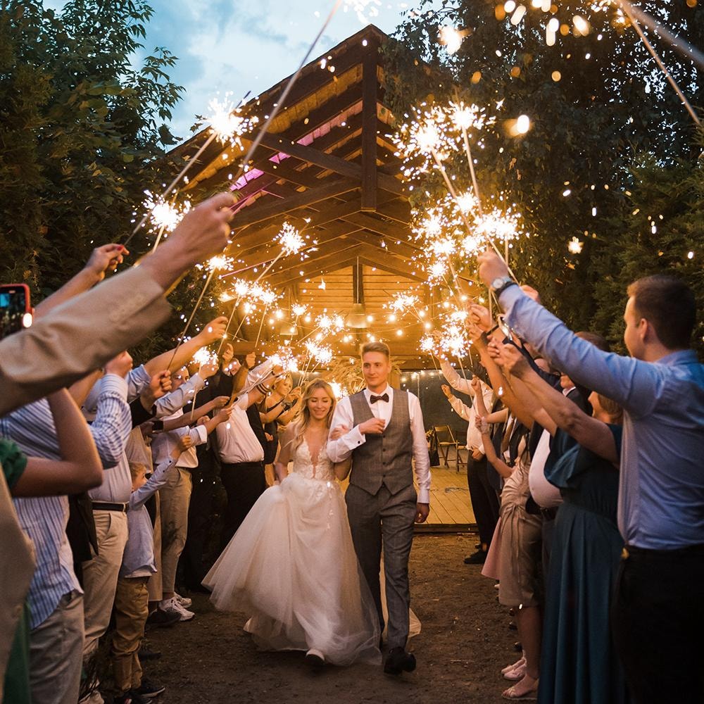 Молодожены с бенгальскими огнями