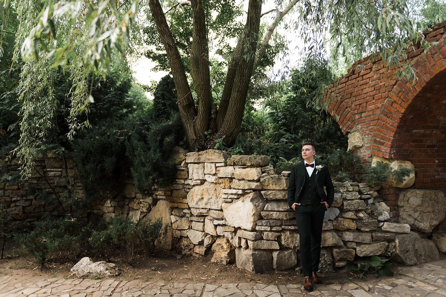 Мужчина рядом с мостом